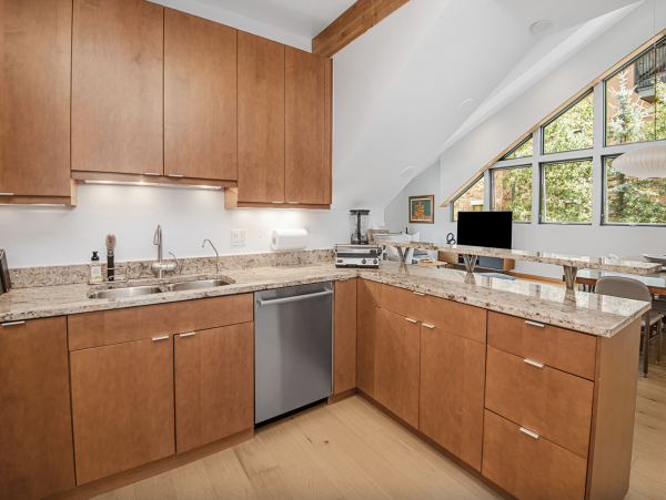 Luxury Vail Village 4 Bedroom Vacation Condo - Walk to Lifts
